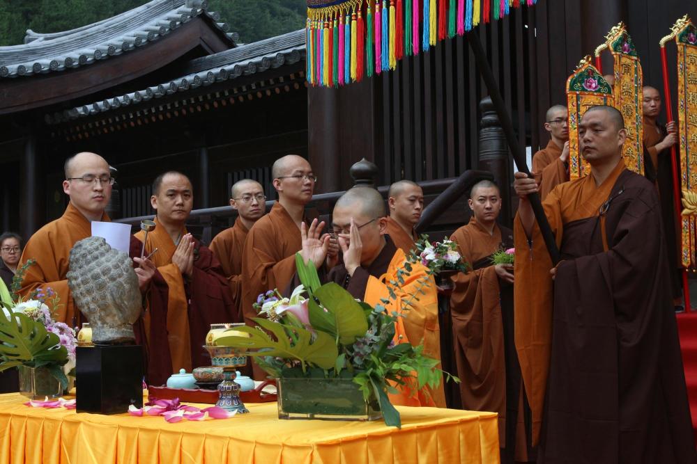 唐代佛首回归五台山真容寺隆明法师率众迎请
