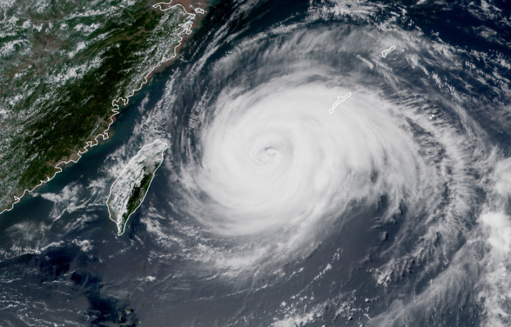 玛莉亚台风眼驾临日本宫古岛,追风者见证风雨
