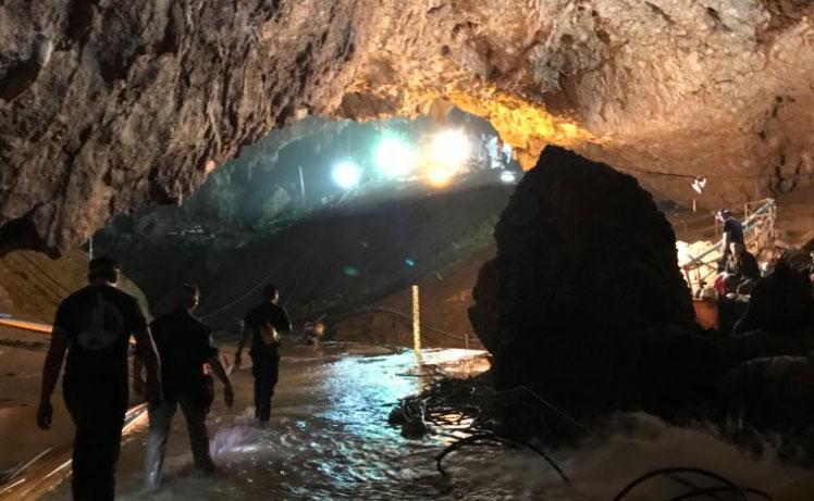 美国特制潜水艇救援泰国被困小球员!特斯拉老