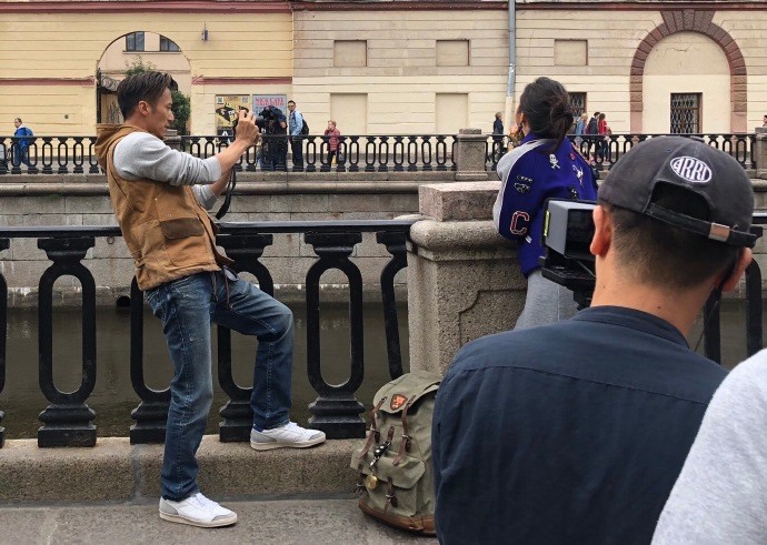 偶遇谢霆锋姿势帅气为林依晨拍照,林依晨含情脉脉秒变小迷妹