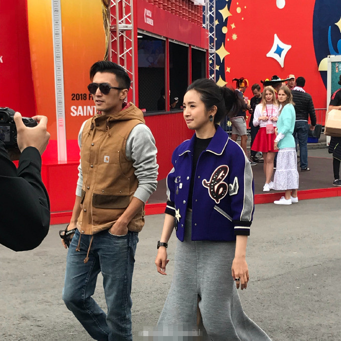 偶遇谢霆锋姿势帅气为林依晨拍照,林依晨含情脉脉秒变小迷妹