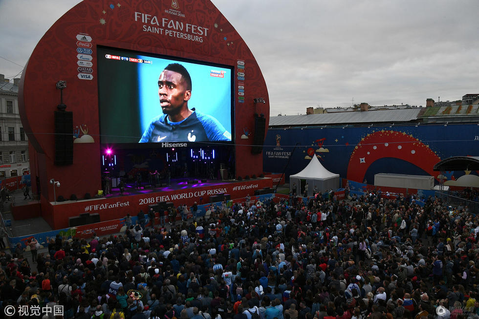 密集恐惧症要犯了这大场面是看球还是看人