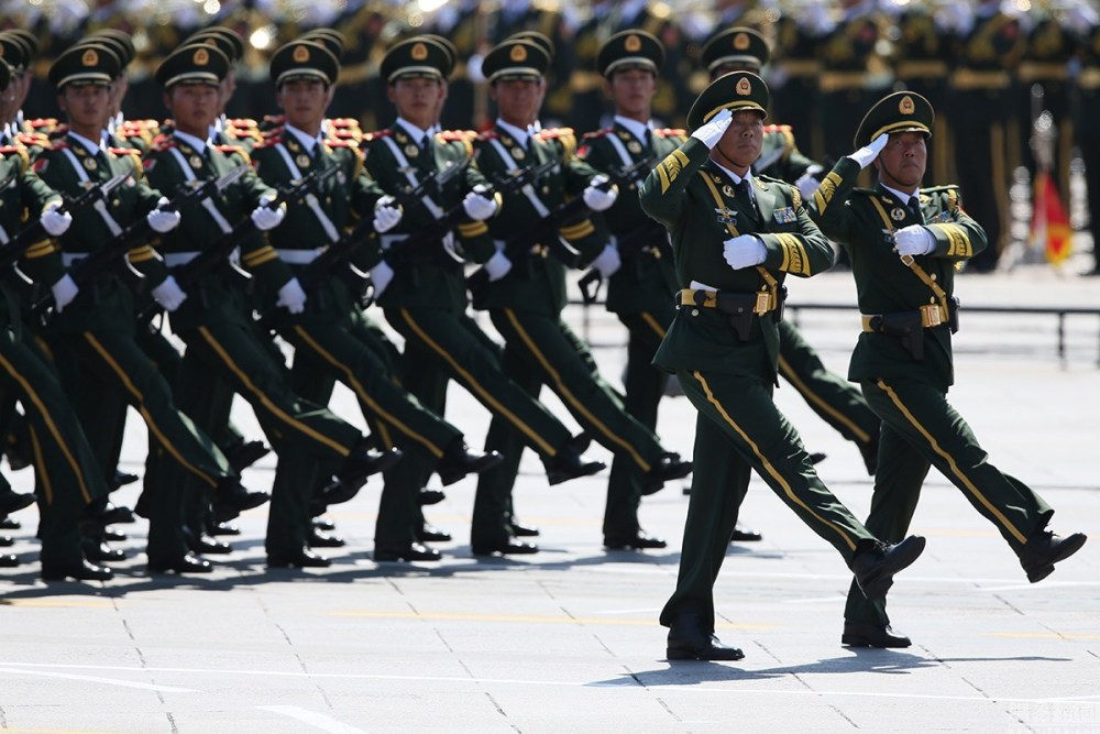 除了正步走和豆腐块，中国军队还有一手，让法国人主动当学生