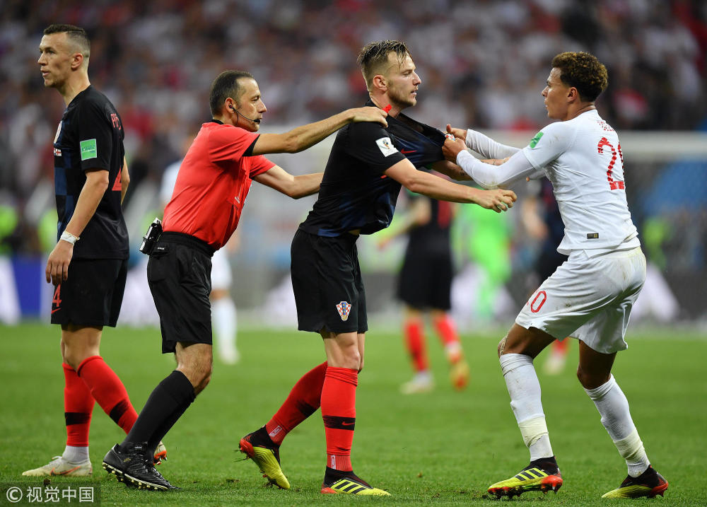 互相推搡撕扯球衣拉基蒂奇与阿里火爆冲突