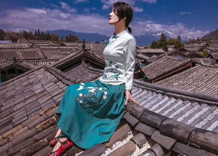 美女丽江古城为揽客"爬房头"引争议 专家:破坏当地民俗