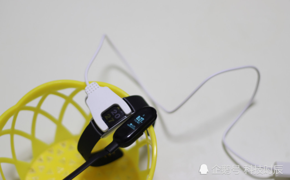 埃微蛋卷彩屏手环对比小米手环3,你喜欢哪一款