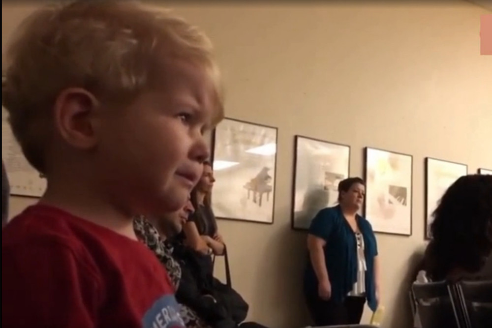 宝宝听到钢琴曲狂飙泪,悲伤情绪自然流露,真是隐藏起来的音乐家