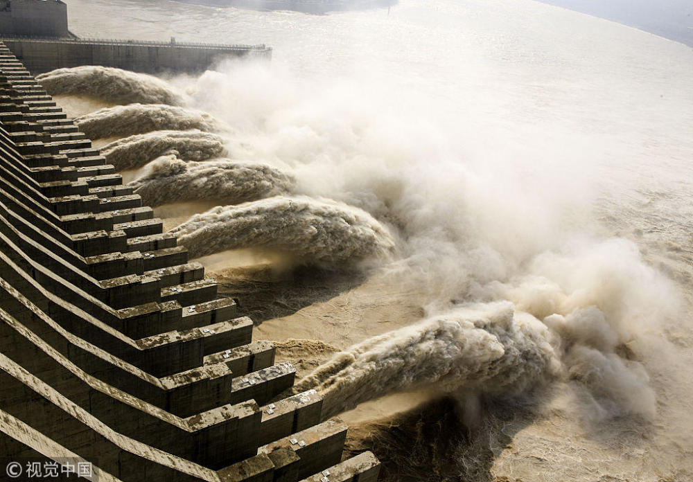 三峡大坝持续泄洪 迎接长江2018年第2号洪水