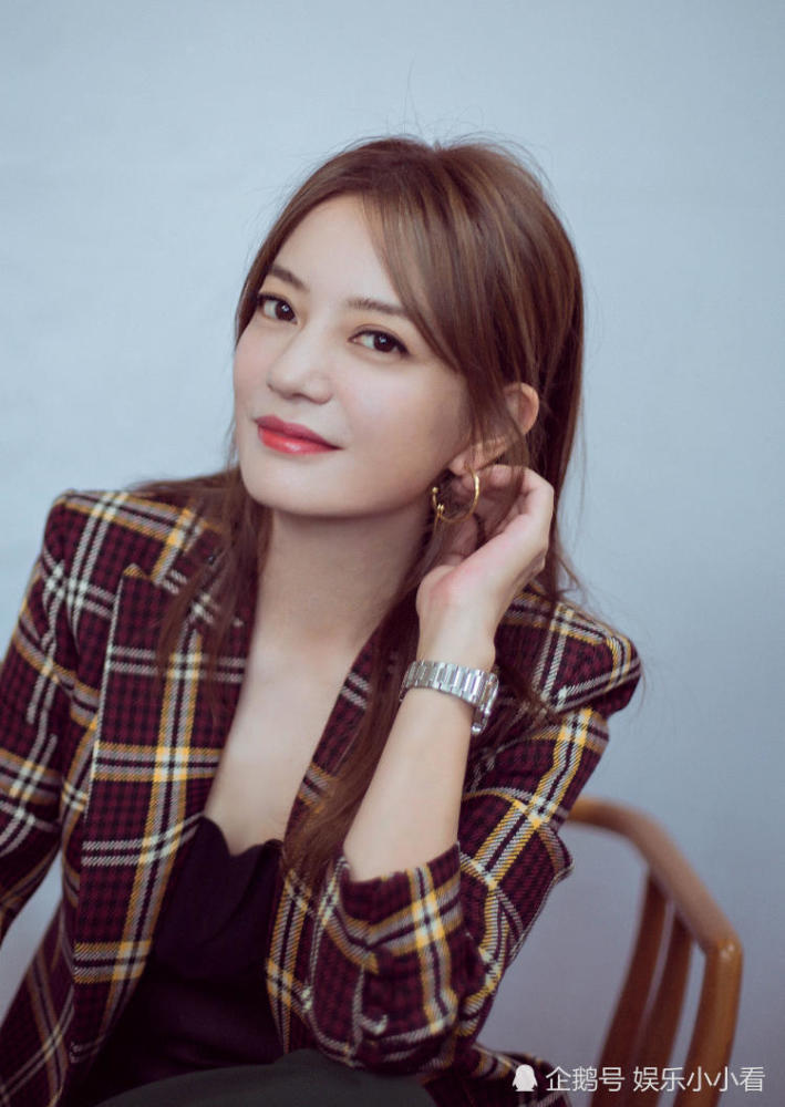 赵薇霸气坐姿尽显"女王范",气质十足散发女人味