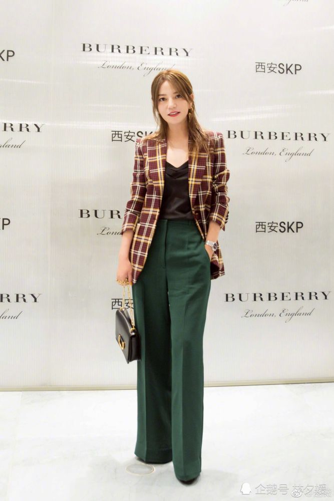 瘦了就是美,赵薇罕见晒高清全身照,细长腿超抢镜