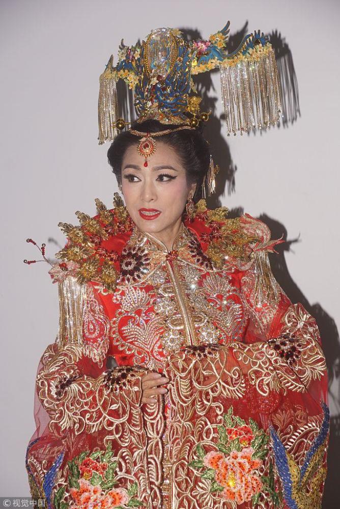 63岁米雪着古装婚纱造型霸气 妆后容貌惊艳姿