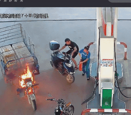 就在千钧一发之际 加油站女员工临危不惧 放下手中油枪 拿起灭火器将