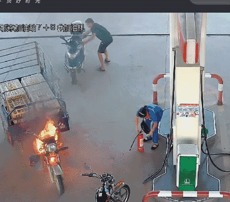 拿起灭火器将大火扑灭放下手中油枪加油站女员工临危不惧就在千钧一发