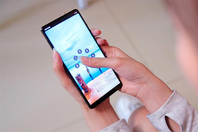 坚果R1陷开胶门:原因尚无定论,粉丝求别曝光