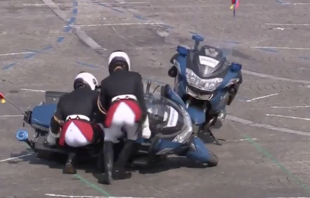 2辆摩托车相撞,3色飞机拉烟搞错:法国阅兵被特