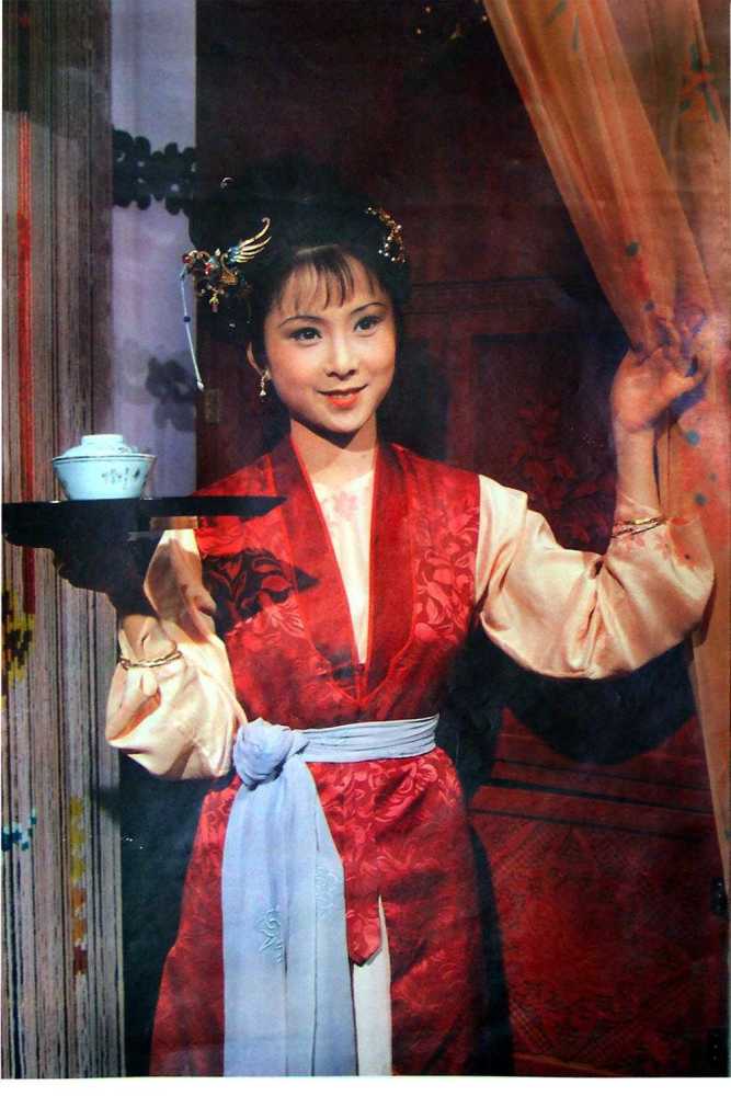 她是荣国府丫头插班生,进不去人家朋友圈,却最