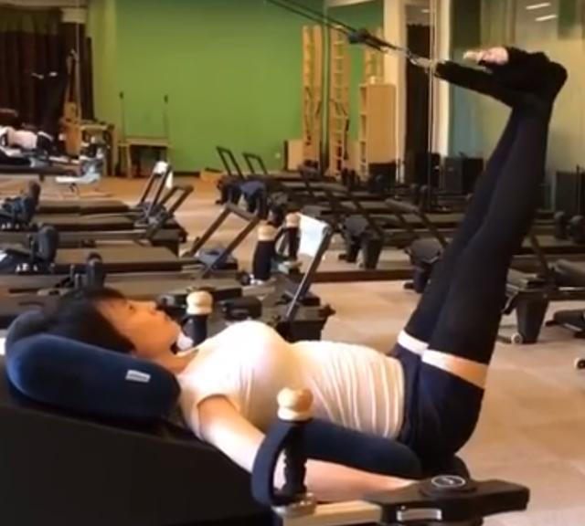 谢楠又晒瑜伽照怀孕7个月高难度动作转换自如