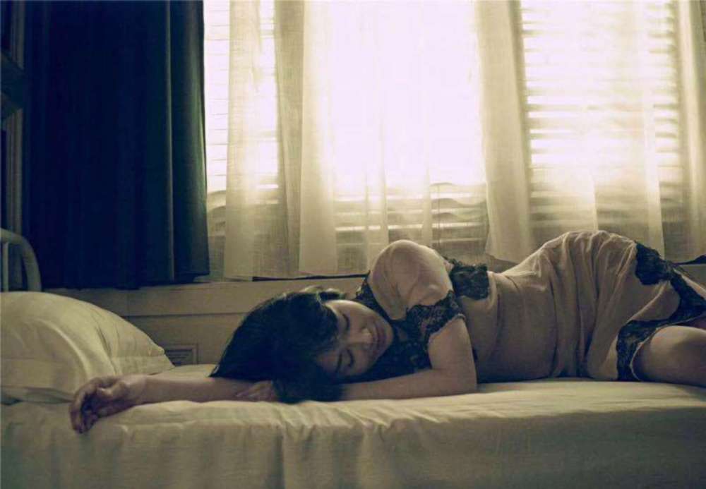 50岁的许晴还能大秀好身材,她是公主还是真有