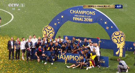 gif-颁奖仪式:姆巴佩获最佳新秀 魔笛获金球奖