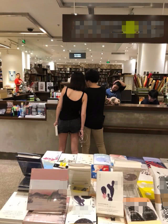 李咏16岁女儿法图麦逛街颜值超高 身高已经超过妈妈哈文了