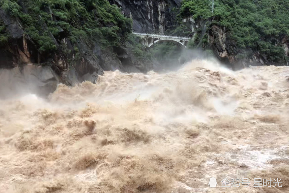 云南虎跳峡山洪来袭 惊涛怒卷蔚为壮观