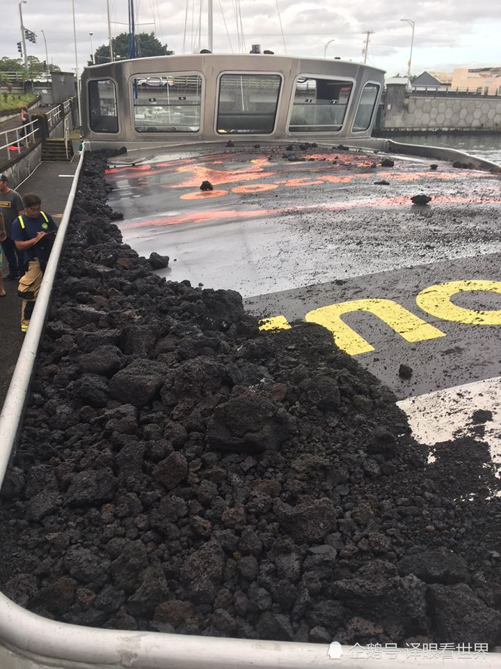 游客出海看火山,熔岩将船烧出一个大窟窿,23人受伤