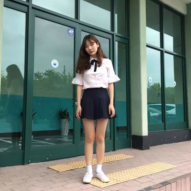 长袜配运动鞋少女感满分的日常搭配