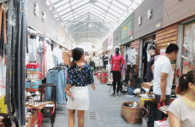 熙地港等商场林林总总如今郑州所谓的时尚地标号称"北秀水,南襄阳,中