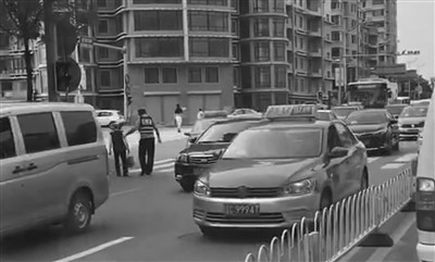 鞍山味旁白让助人交警一个箭步蹿红朋友圈