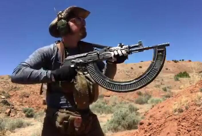 子弹不够打?你需要100发弹匣旋风AK