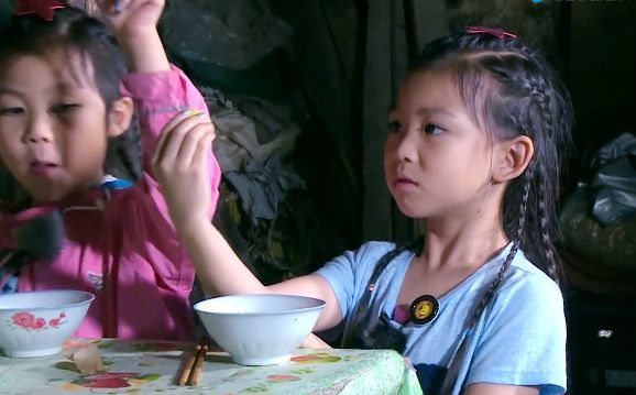 楚儿不喜欢吃土豆蔡少芬并不勉强 女儿却懂得