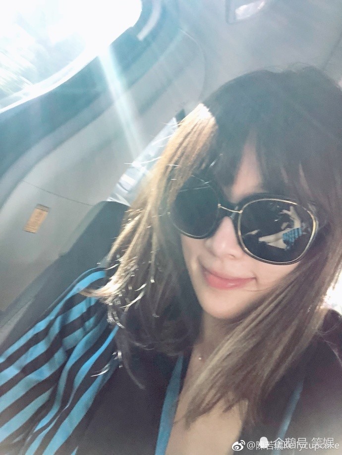 陈若仪素颜出镜穿睡袍接kimi,被儿子嫌弃太过慵懒