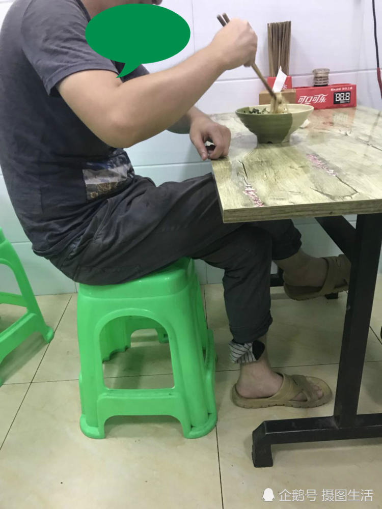 "抠脚大叔"面馆吃面,裤脚卷一支袜子,离开时袜子忘带走