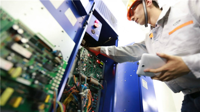 如果电梯突然失控下坠,人在落地的瞬间跳起来能保住性命吗?