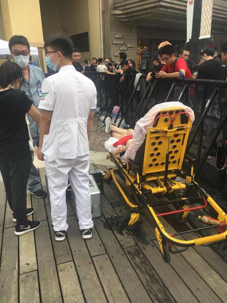 北京34度桑拿天球迷苦等c罗5小时3人晕倒被担架抬走