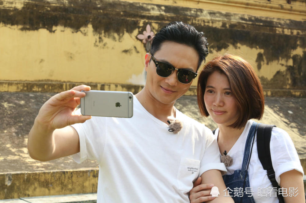 46岁袁咏仪近照,儿子也太帅了,双眼皮就像割的