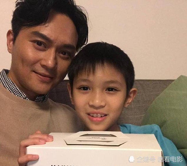 46岁袁咏仪近照,儿子也太帅了,双眼皮就像割的