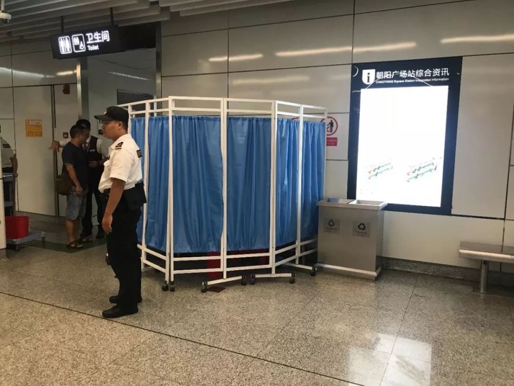 孕妇在地铁站临产 紧急关头暖心的一幕发生了