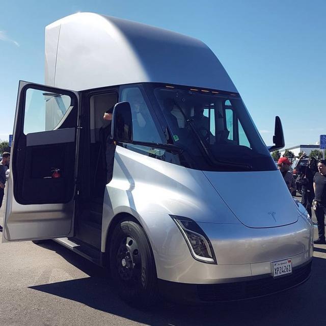 特斯拉semi现身工厂网友分享现场照及视频