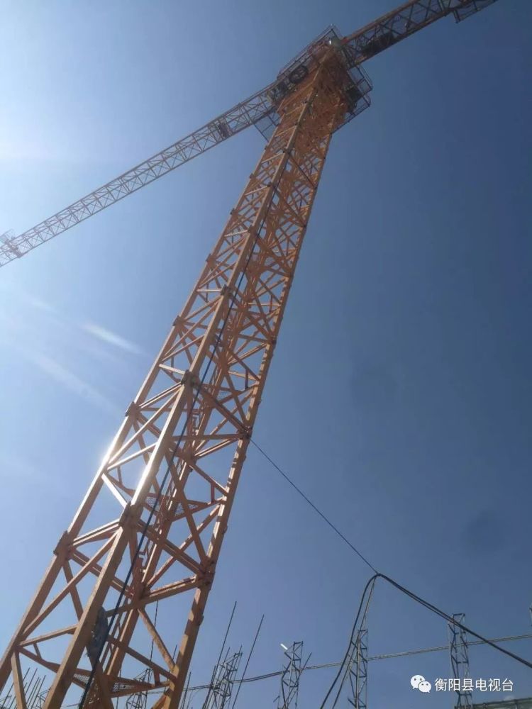 女子不顾40度高温天爬50米高塔吊欲轻生