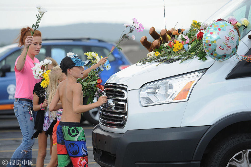 美国密苏里州旅游船翻船事故致17人死亡