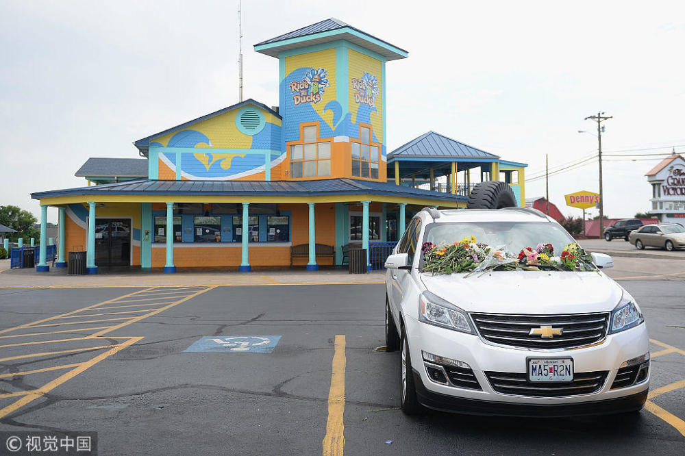 美国密苏里州旅游船翻船事故致17人死亡