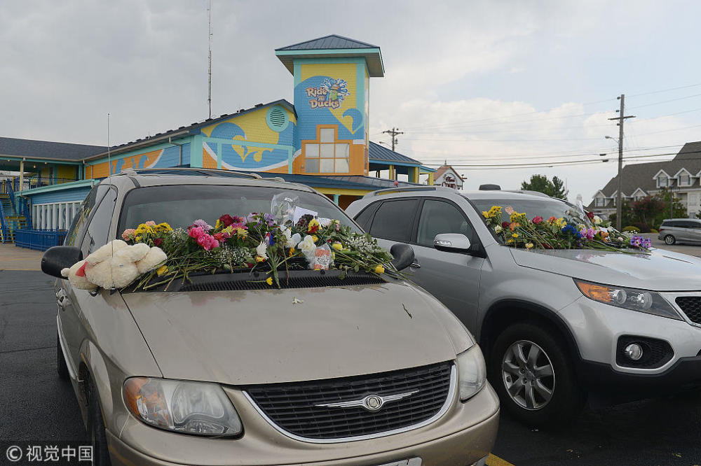 美国密苏里州旅游船翻船事故致17人死亡