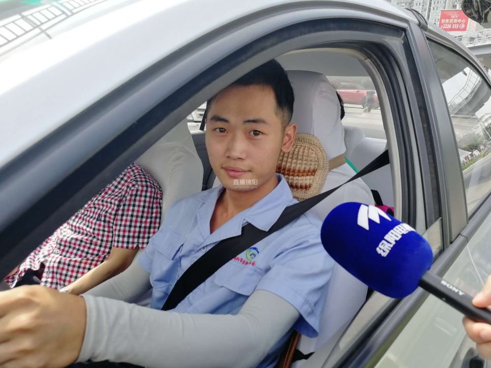 陈代文是一名出租车司机,经常在这段路上拉客.