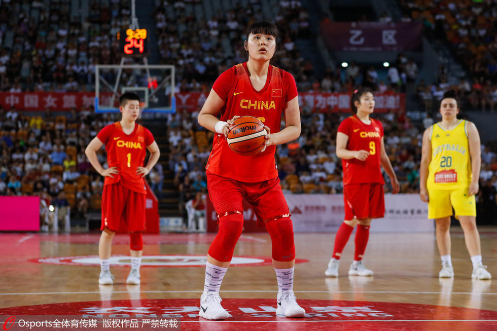中国女篮胜澳大利亚 李梦持球强突内线