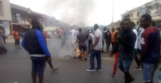 非洲加纳警方误将7名男子当成恐怖分子当街击