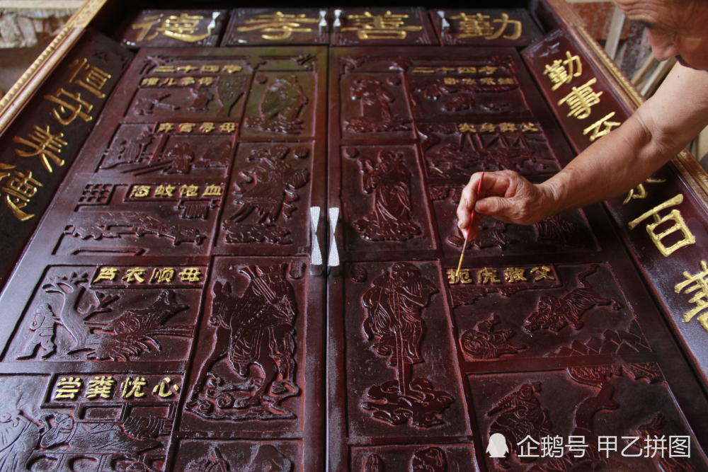 七旬农民花费三年时间 手工木雕"二十四孝"图