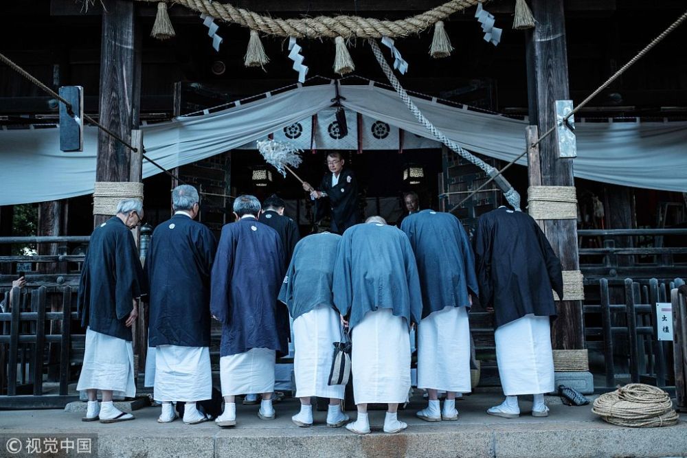 日本舉行神道儀式 男子手持自制煙花燃放如沐火雨