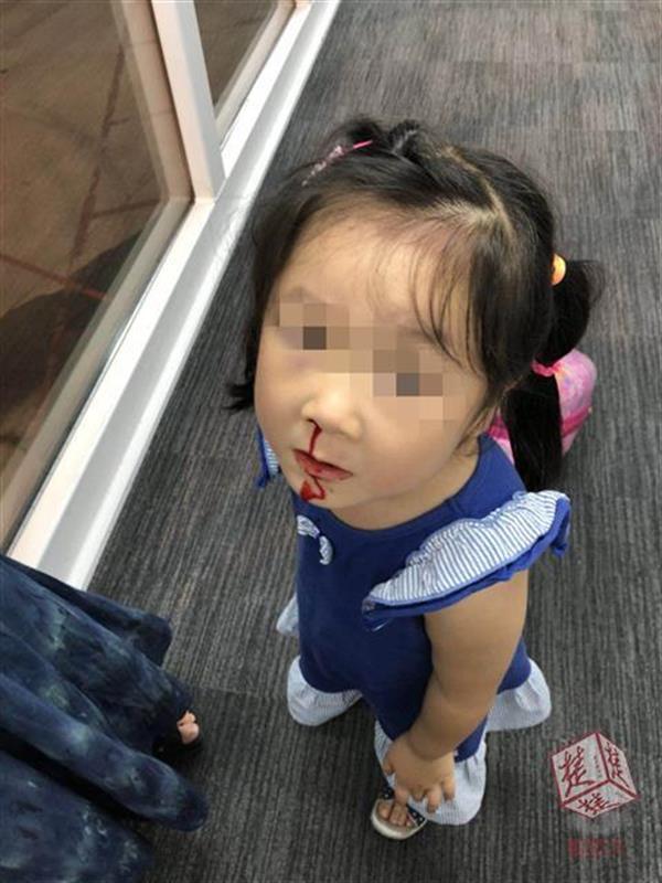 飞机故障三度登机飞不了 乘客被折腾一天一夜