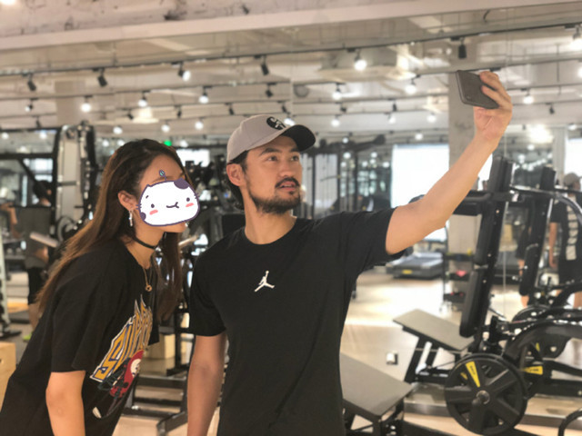 袁弘与胡歌聚会张歆艺挺孕肚现身 胡歌花臂抢